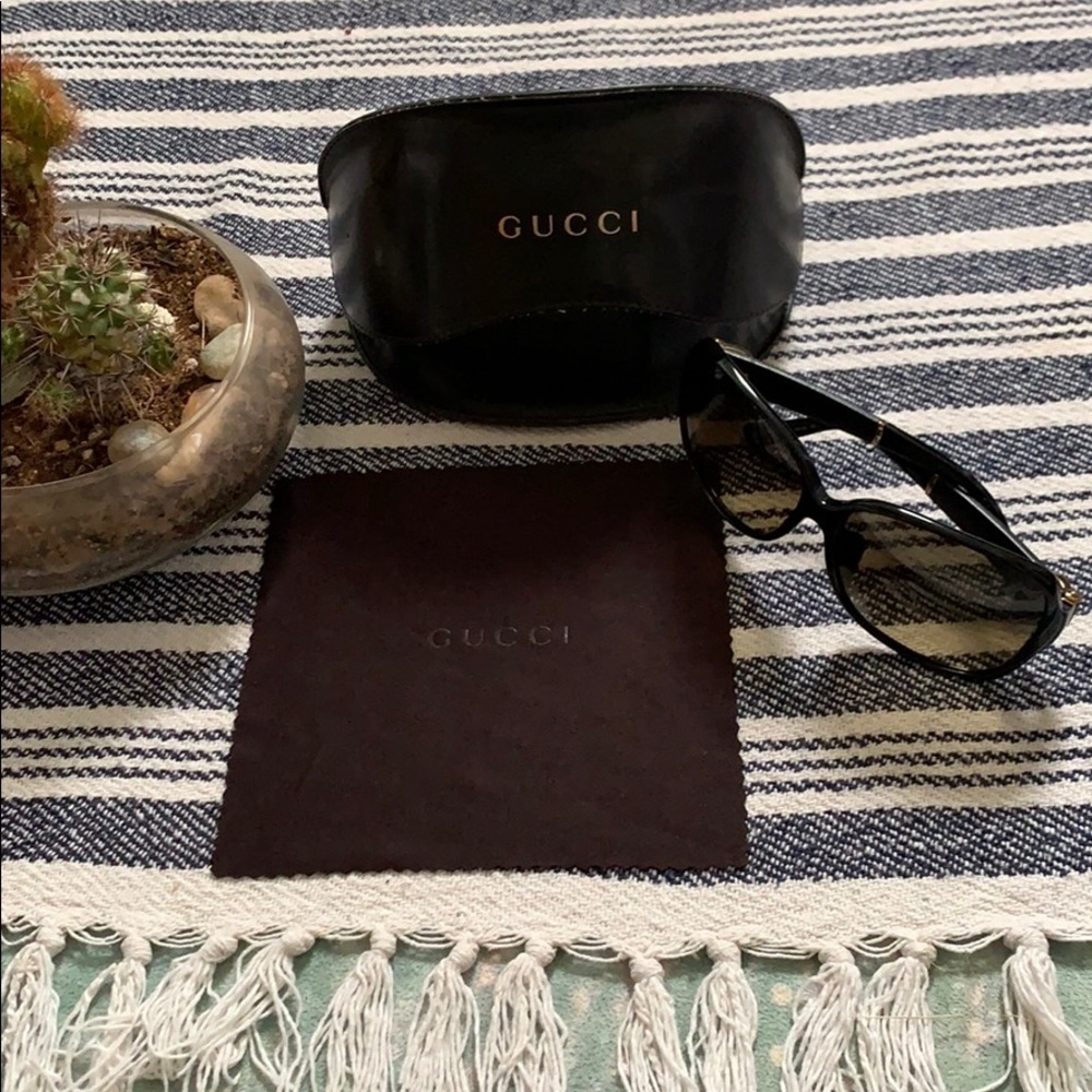 Authentic Designer Gucci Sunglasses 🕶 With Case